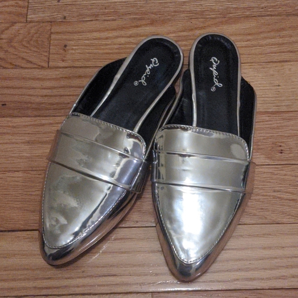 Metallic silver pointed slide flats